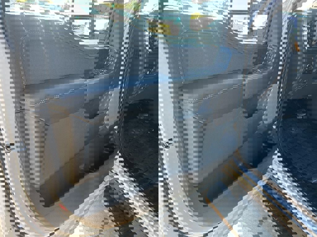 New 2026 Ford F250 Lariat w/ Black Appearance Package image 9