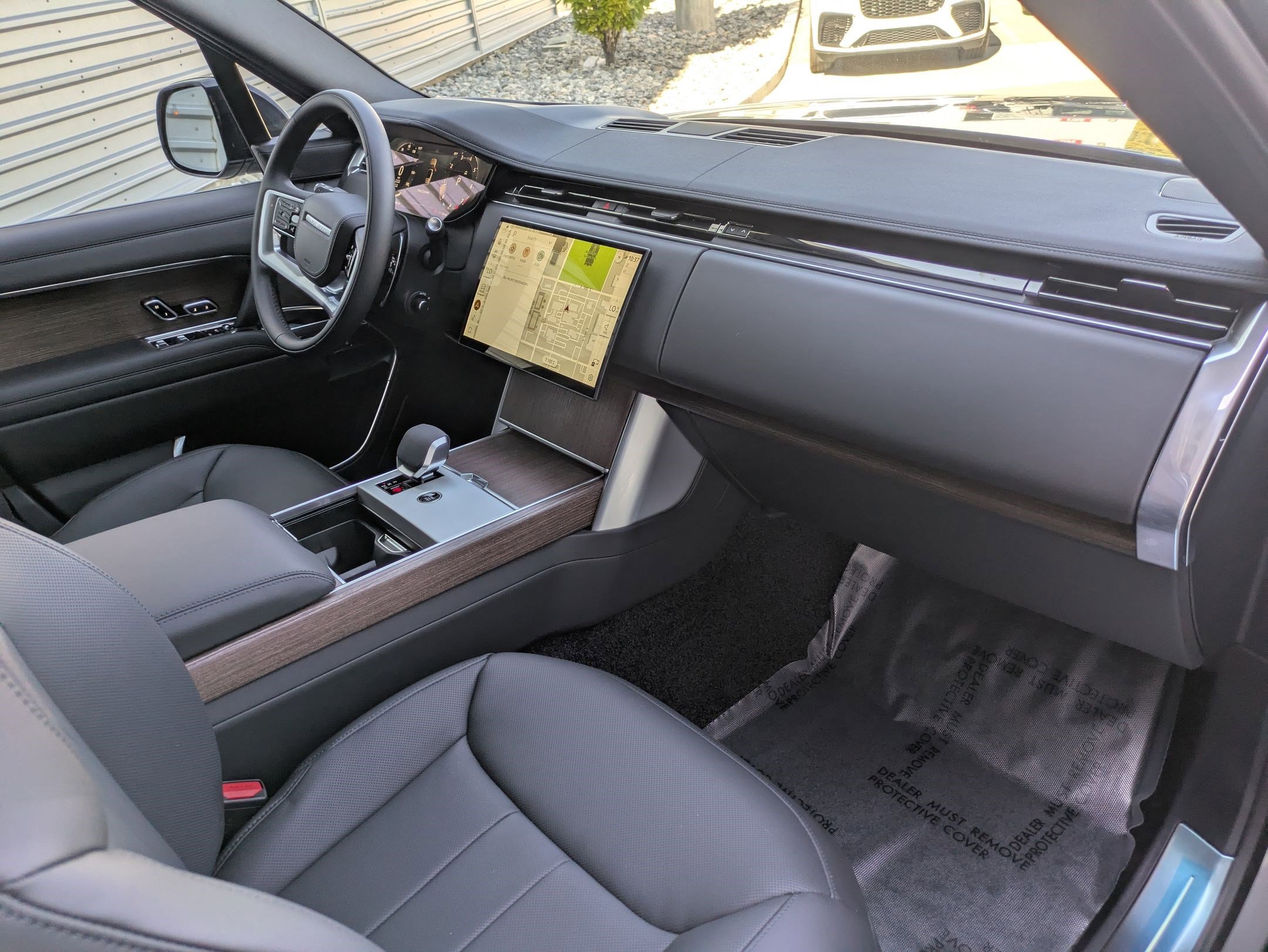 New 2025 Land Rover Range Rover Long Wheelbase SE image 33