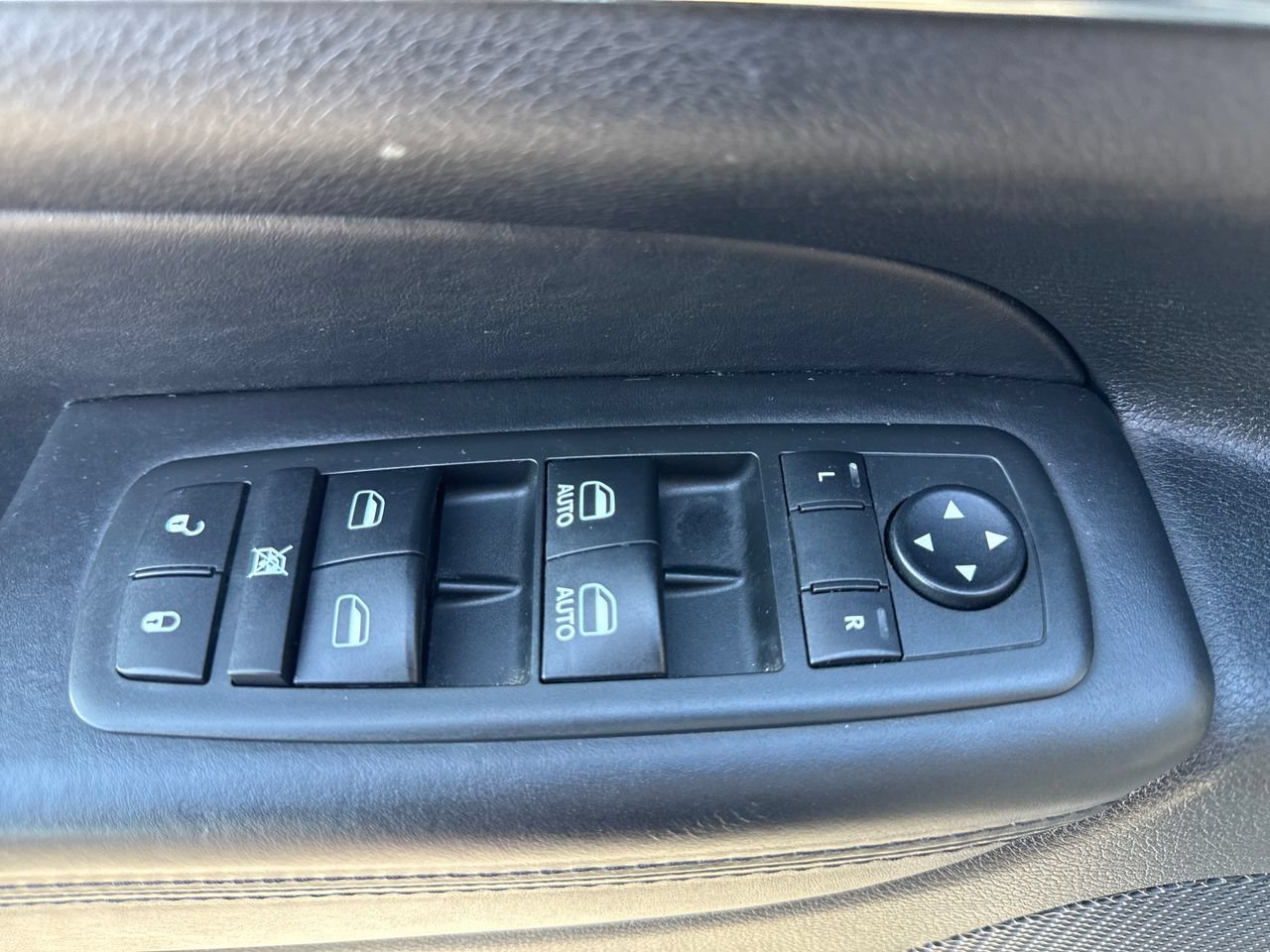 Used 2012 Jeep Grand Cherokee Overland AWD/4WD image 17
