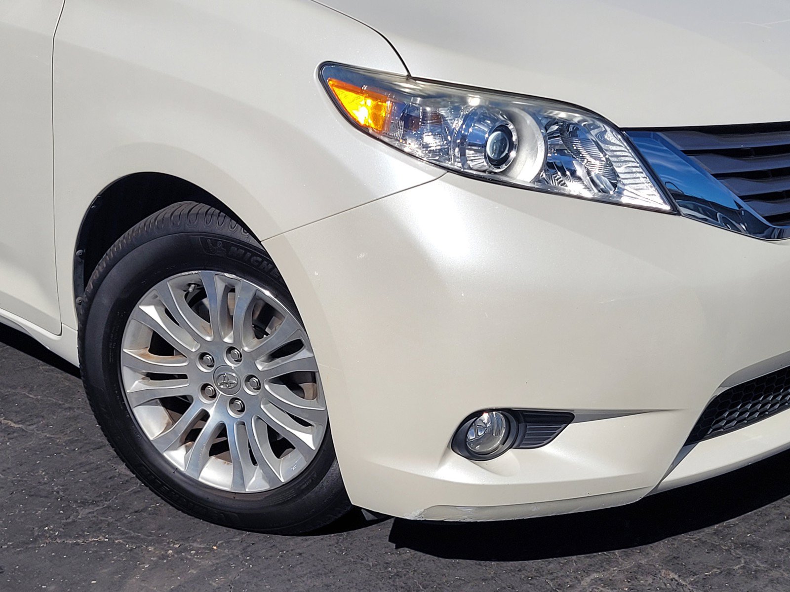 Used 2015 Toyota Sienna XLE w/ XLE Navigation Package FWD image 9