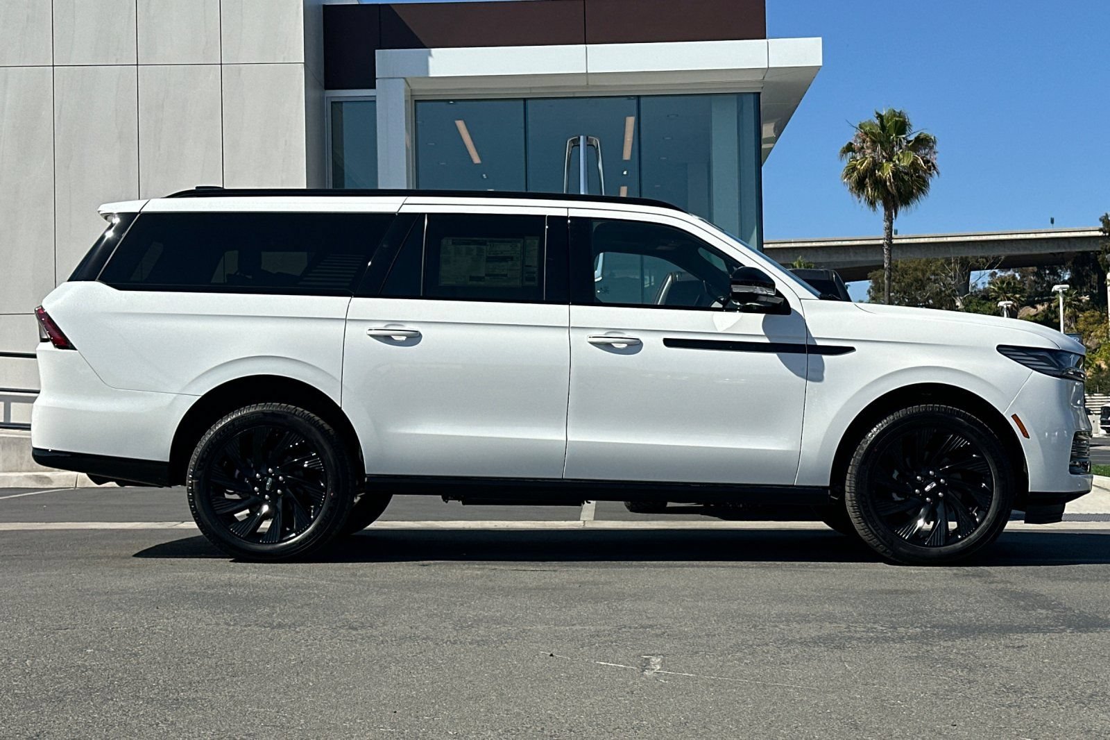 New 2026 Lincoln Navigator L Reserve w/ Jet Appearance Package AWD/4WD image 2