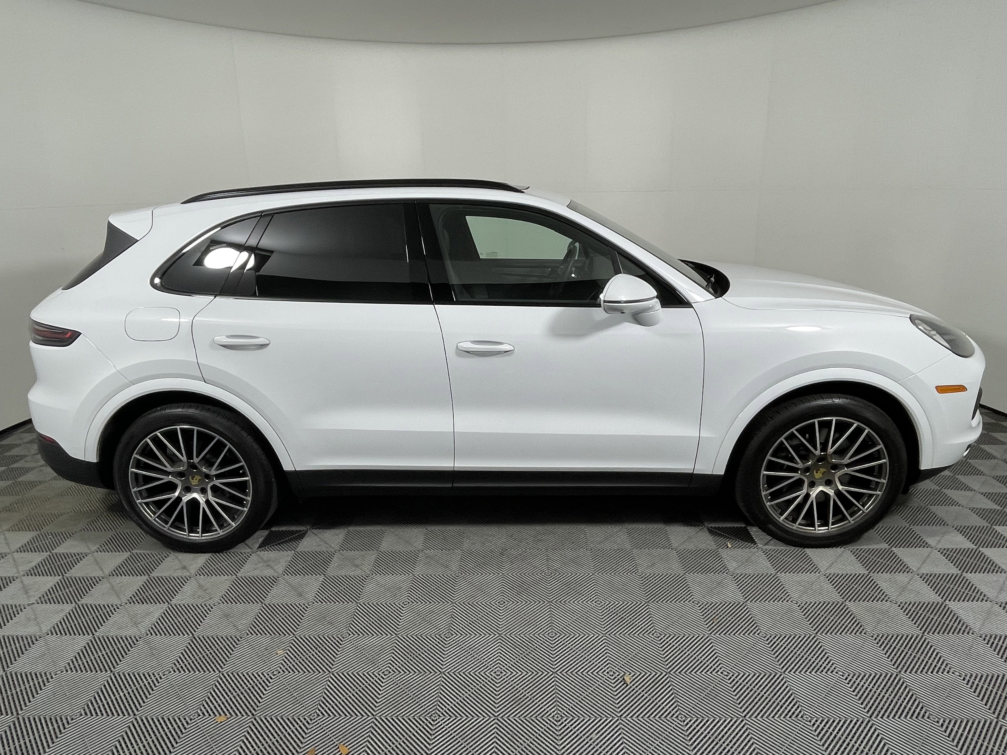Certified 2023 Porsche Cayenne Platinum Edition image 8