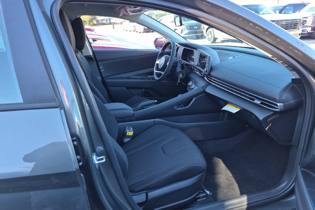 New 2026 Hyundai Elantra SE FWD image 18