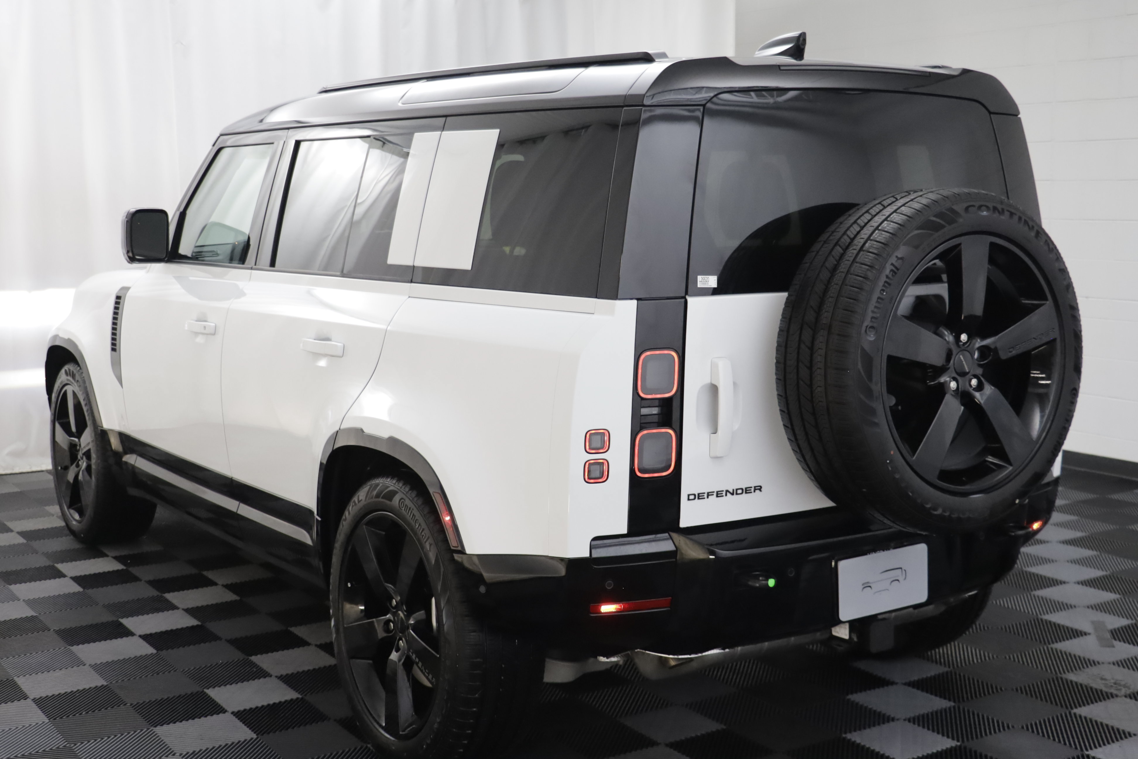 New 2026 Land Rover Defender 110 X-Dynamic SE AWD/4WD image 16