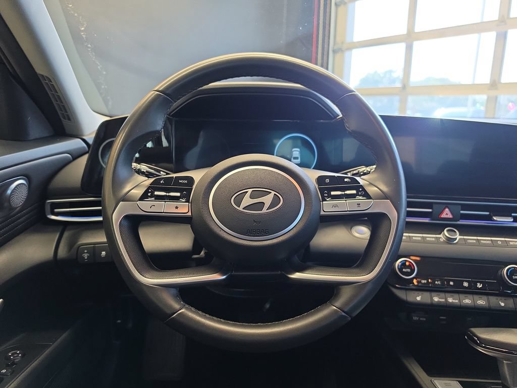 Used 2025 Hyundai Elantra SEL FWD image 20