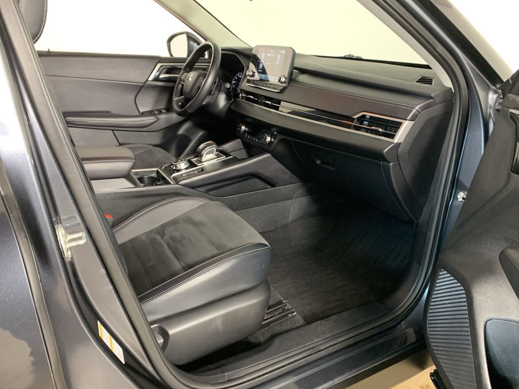 Used 2024 Mitsubishi Outlander SE image 38