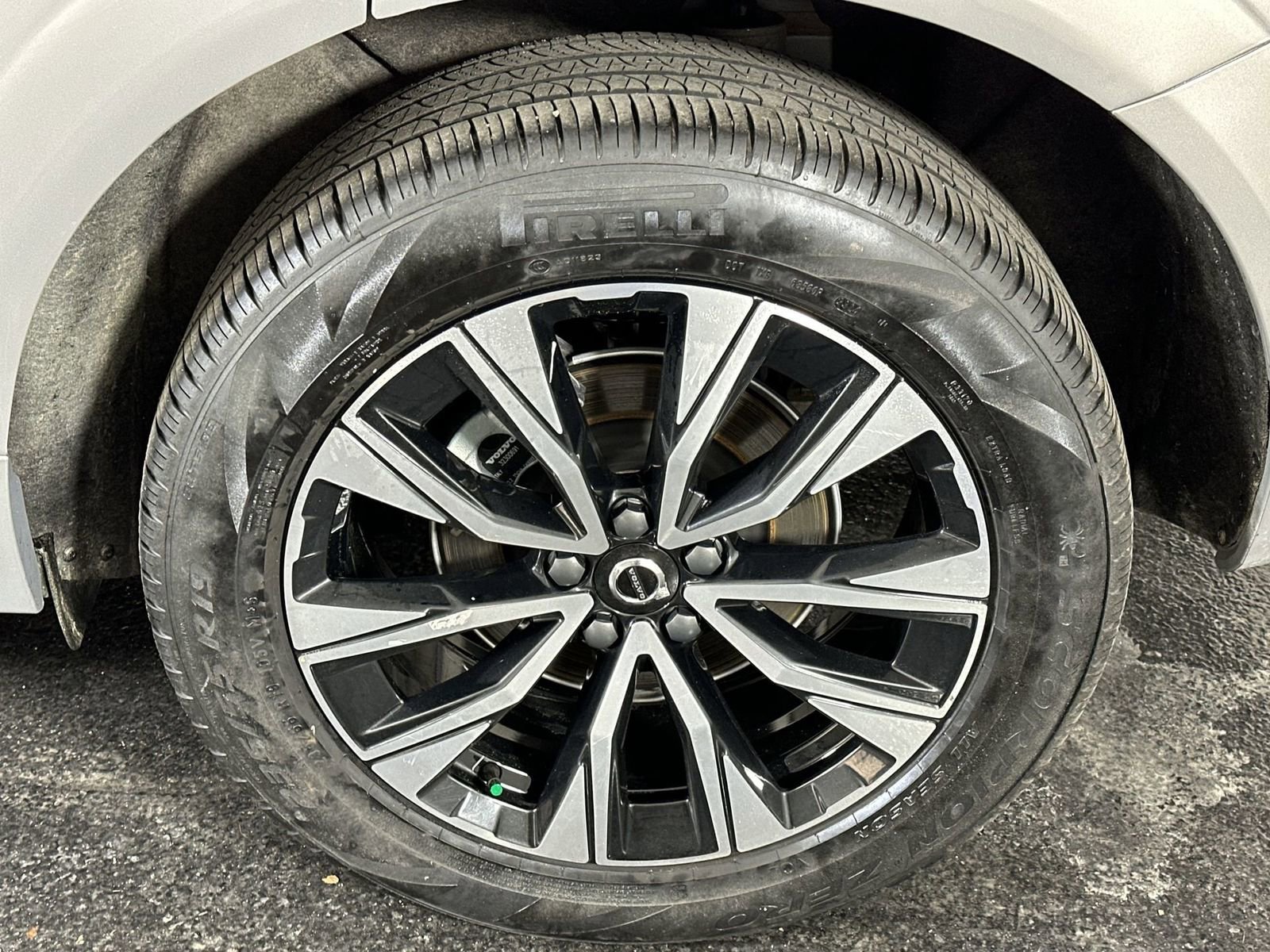 Used 2025 Volvo XC60 B5 Plus image 14