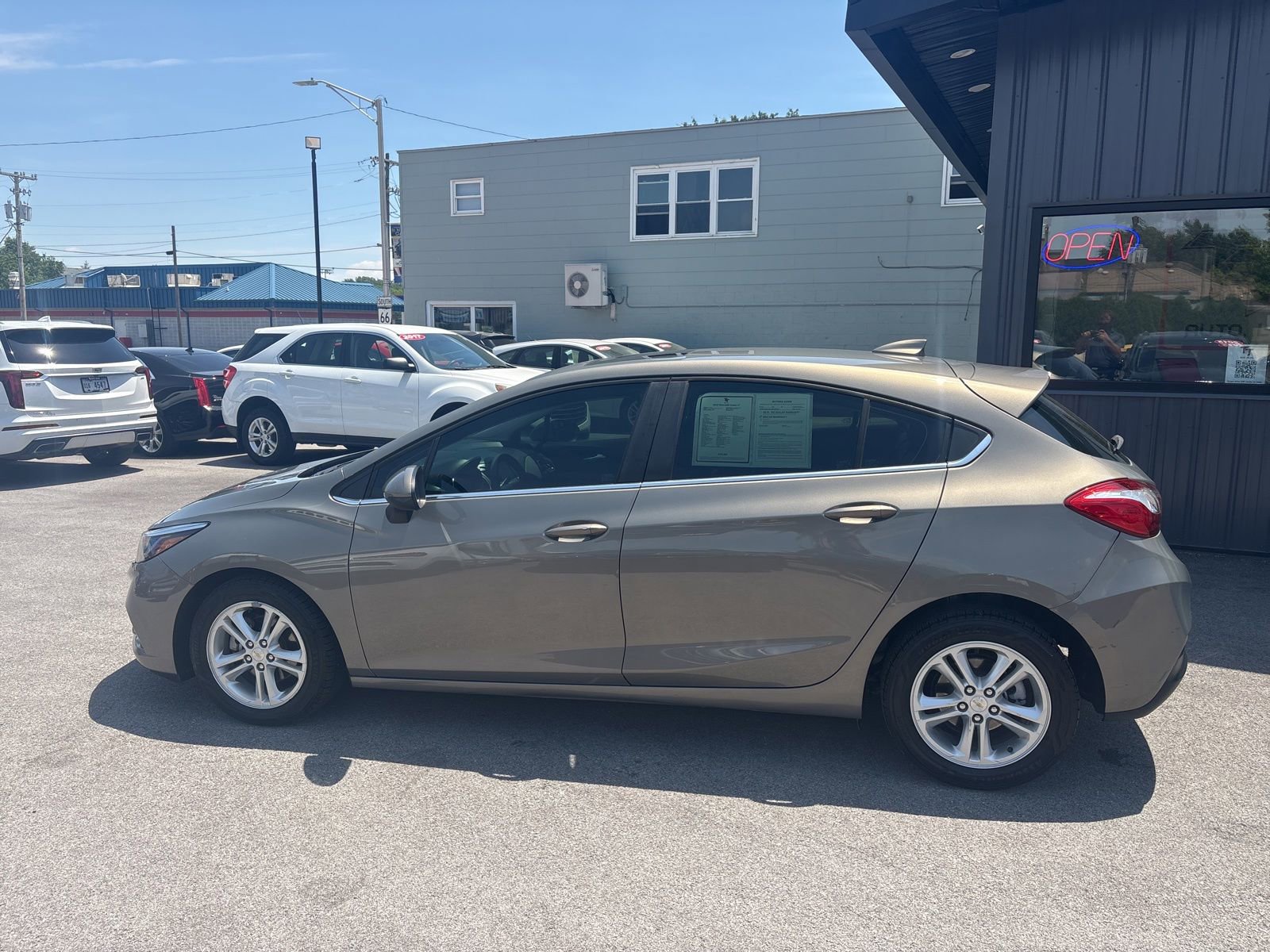 Used 2018 Chevrolet Cruze LT w/ Sun And Sound Package FWD image 2