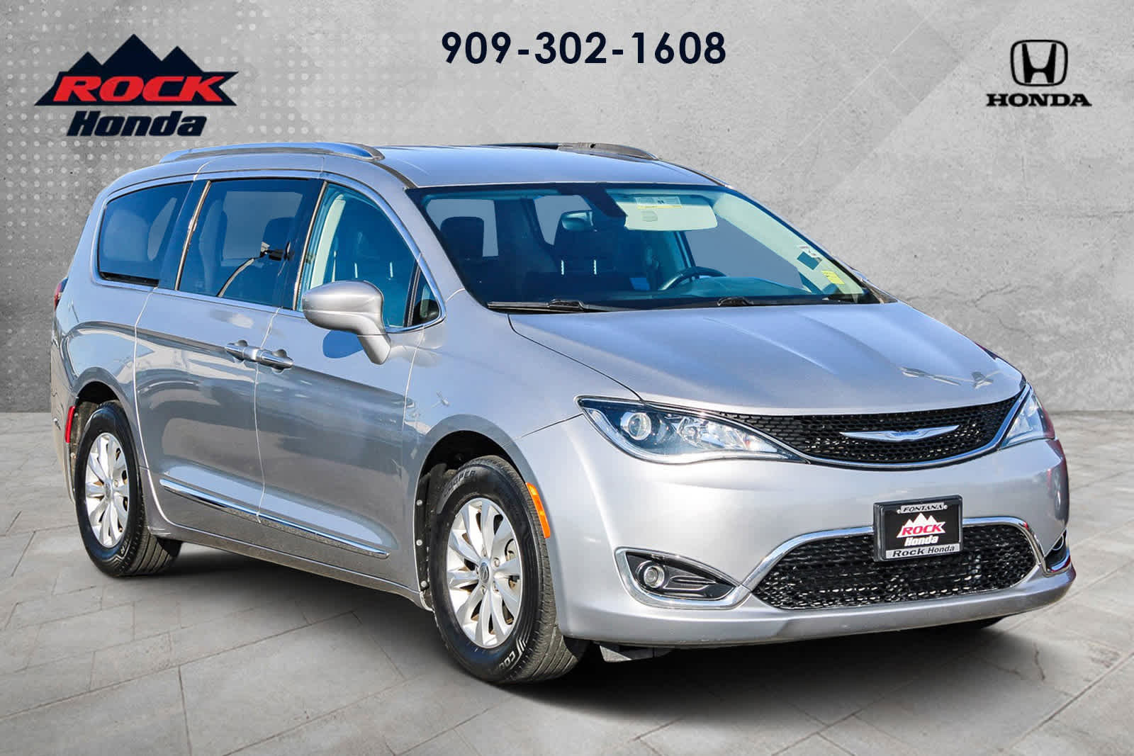 Used 2018 Chrysler Pacifica Touring-L image 3