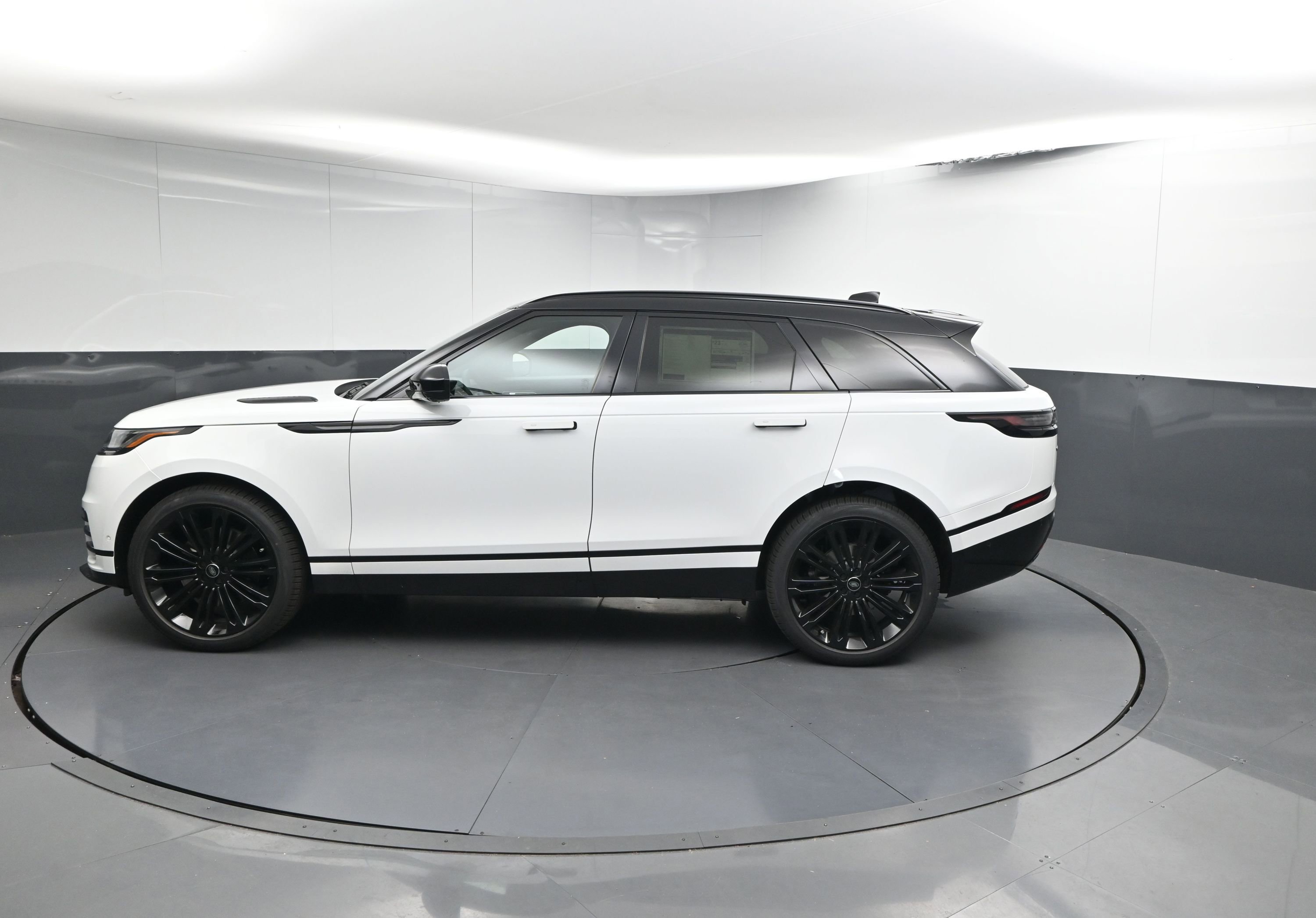New 2026 Land Rover Range Rover Velar Dynamic SE image 2