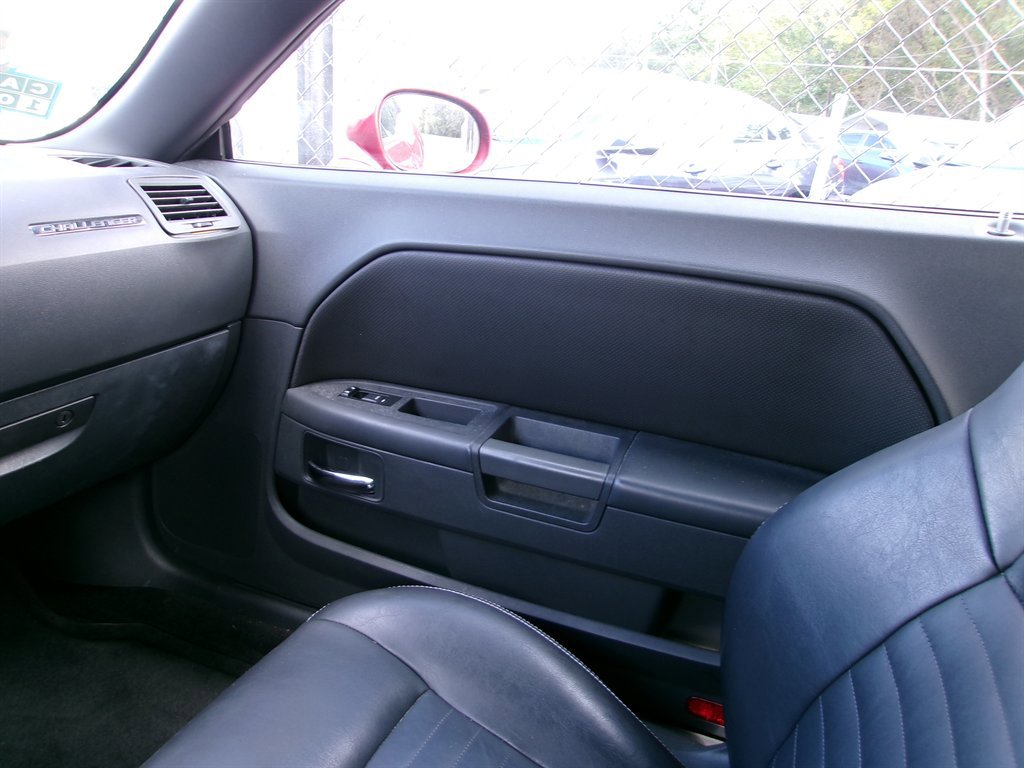 Used 2010 Dodge Challenger SE image 28