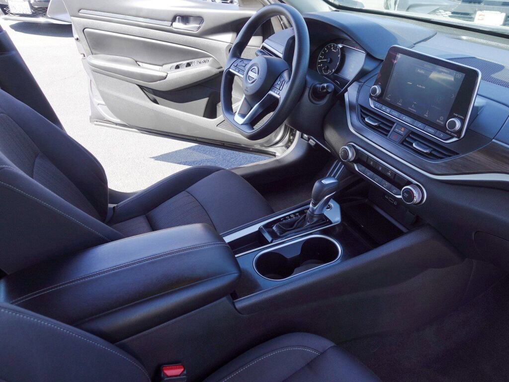 Used 2024 Nissan Altima 2.5 SV image 14