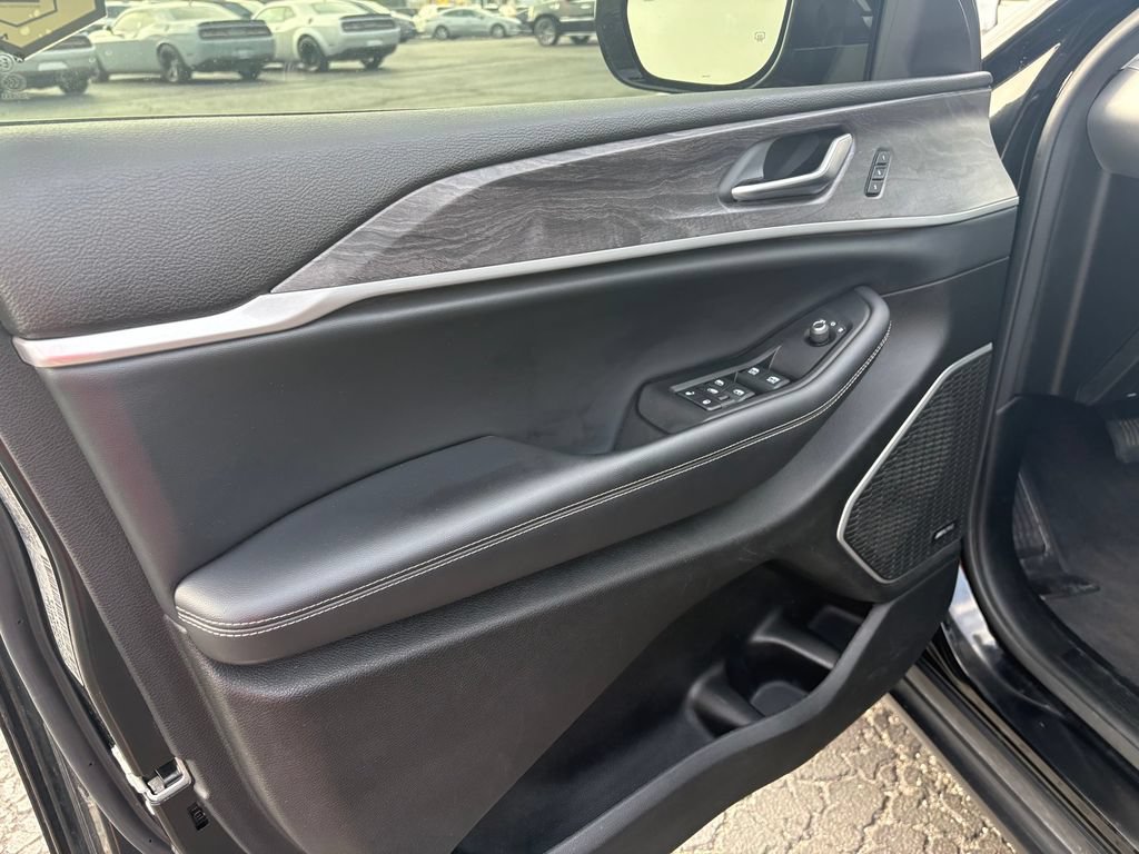 Used 2022 Jeep Grand Cherokee L Limited AWD/4WD image 14