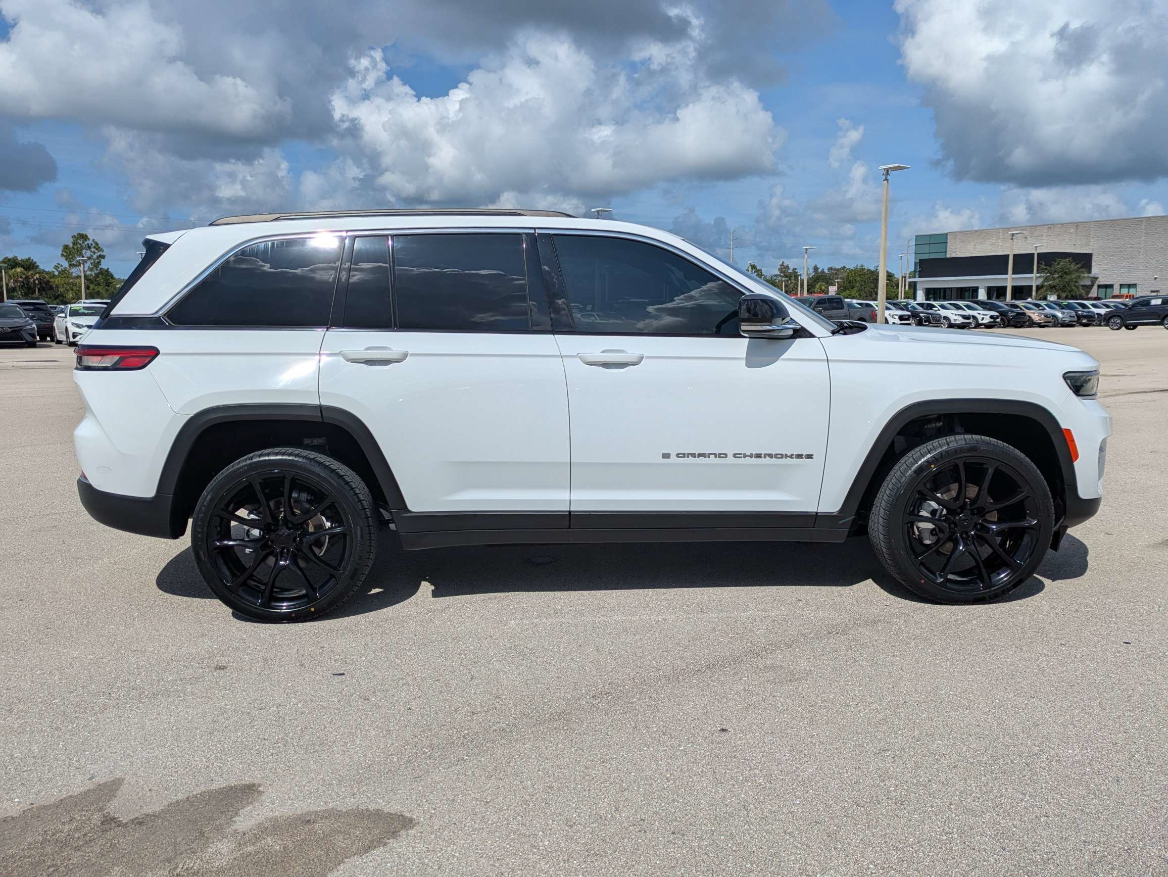 Used 2022 Jeep Grand Cherokee Limited AWD/4WD image 4