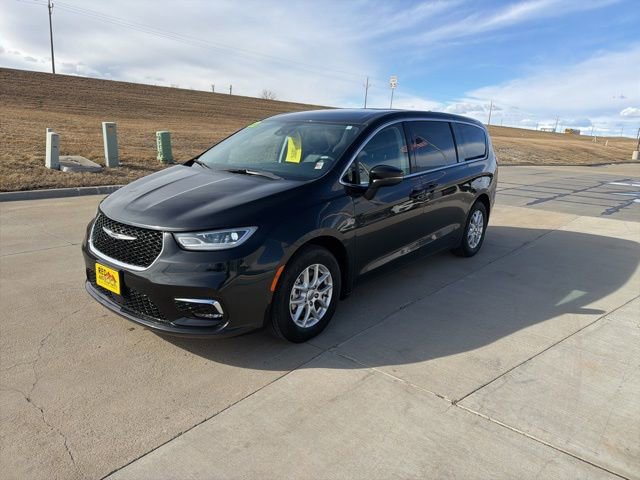 Used 2023 Chrysler Pacifica Touring-L image 7