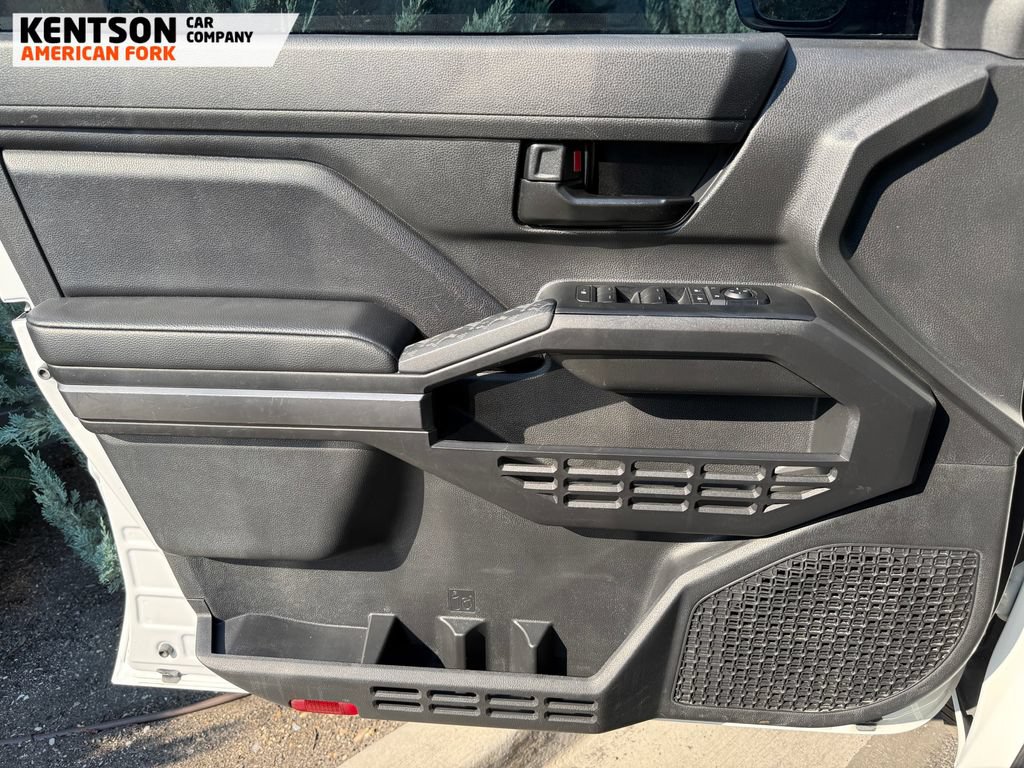 Used 2025 Toyota Tacoma SR5 AWD/4WD image 19