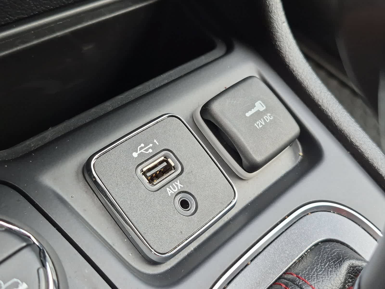 Used 2020 Jeep Cherokee Trailhawk w/ Cold Weather Group AWD/4WD image 31