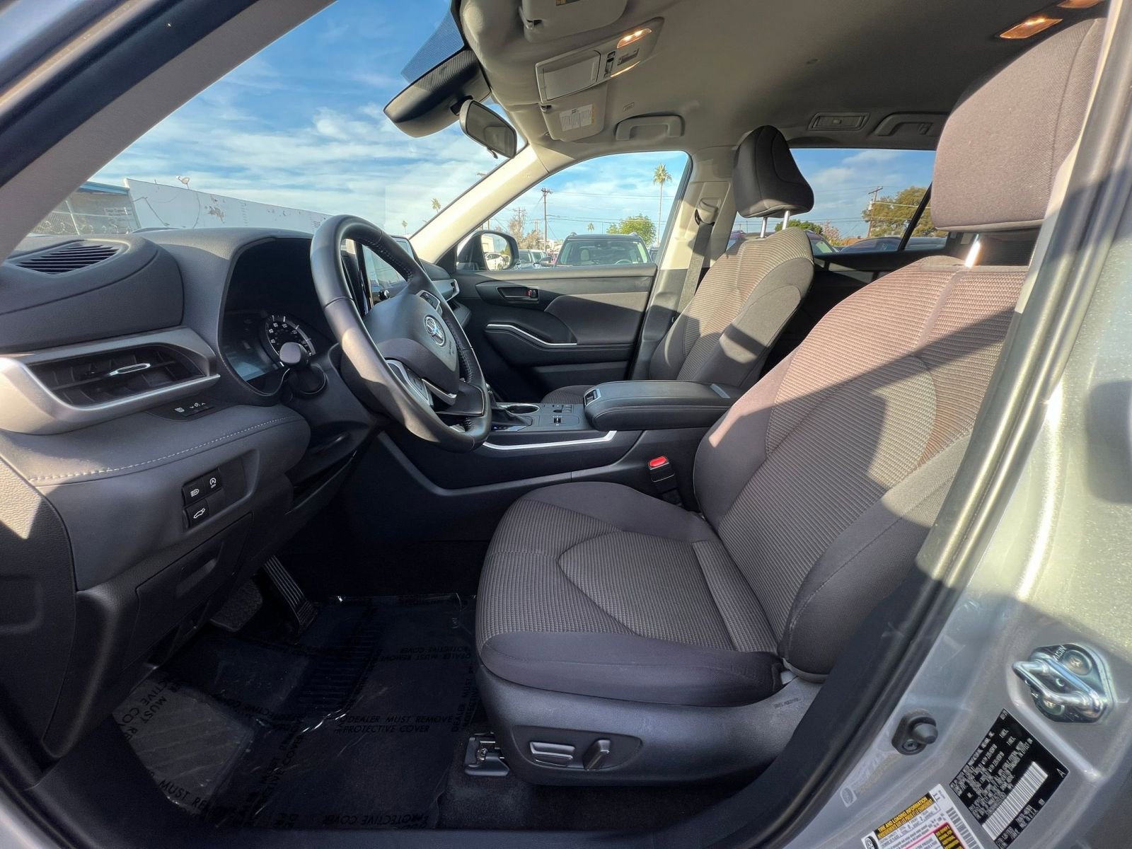 Used 2025 Toyota Highlander LE image 28