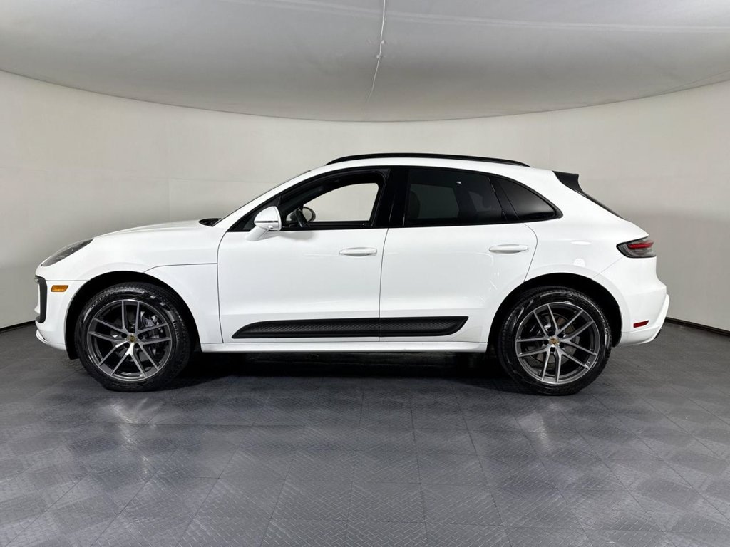 Certified 2024 Porsche Macan AWD/4WD image 2