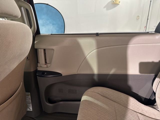 Used 2015 Toyota Sienna LE FWD image 16