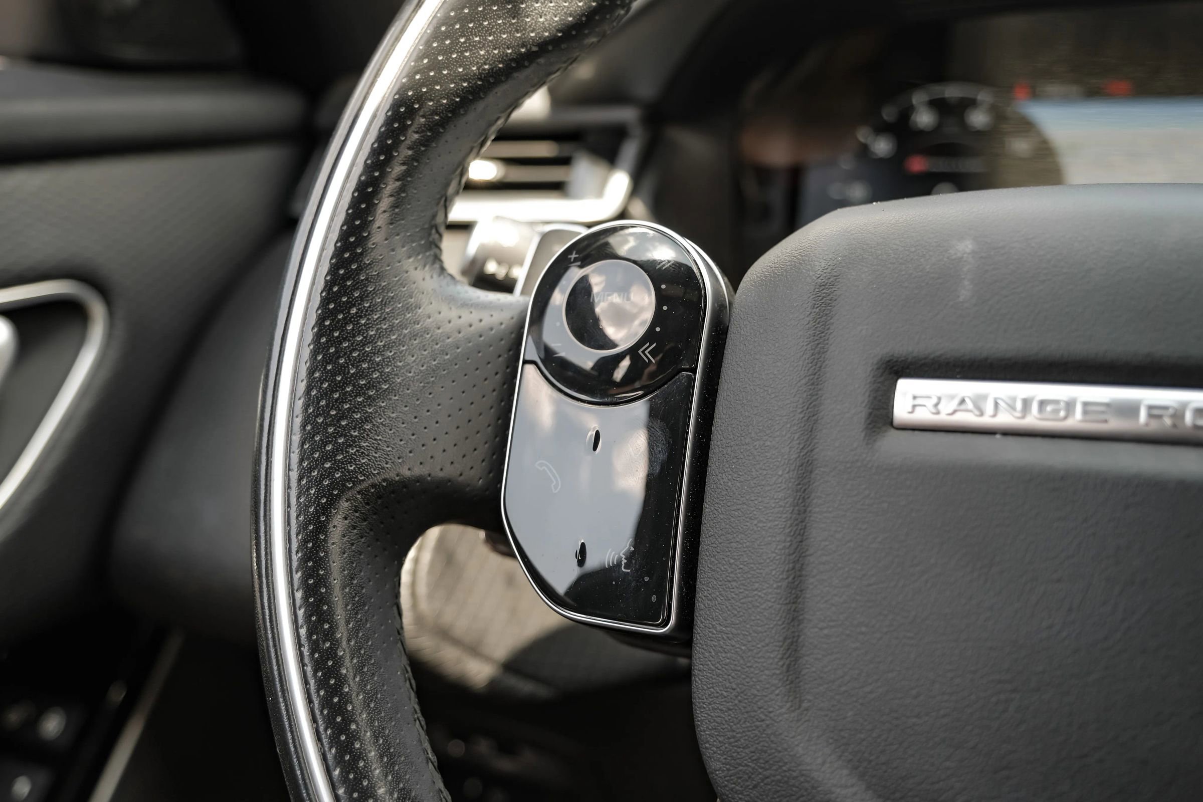 Used 2018 Land Rover Range Rover Velar R-Dynamic SE image 17