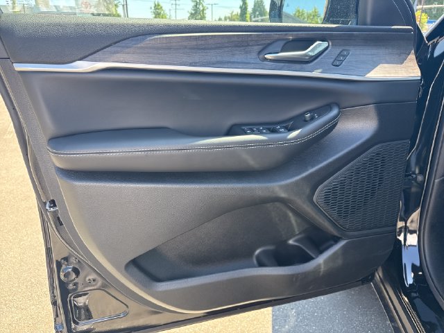 New 2025 Jeep Grand Cherokee L Limited w/ Black Appearance Package AWD/4WD image 16