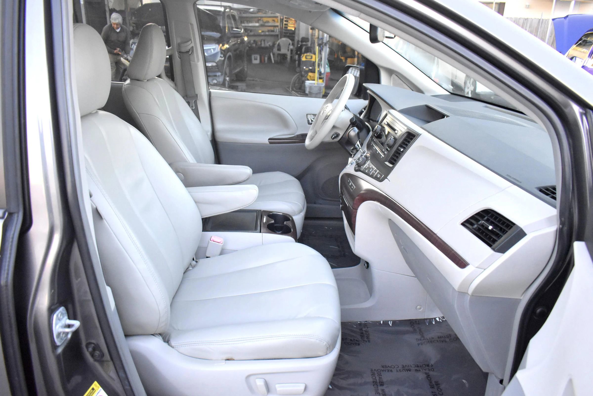 Used 2014 Toyota Sienna XLE image 19