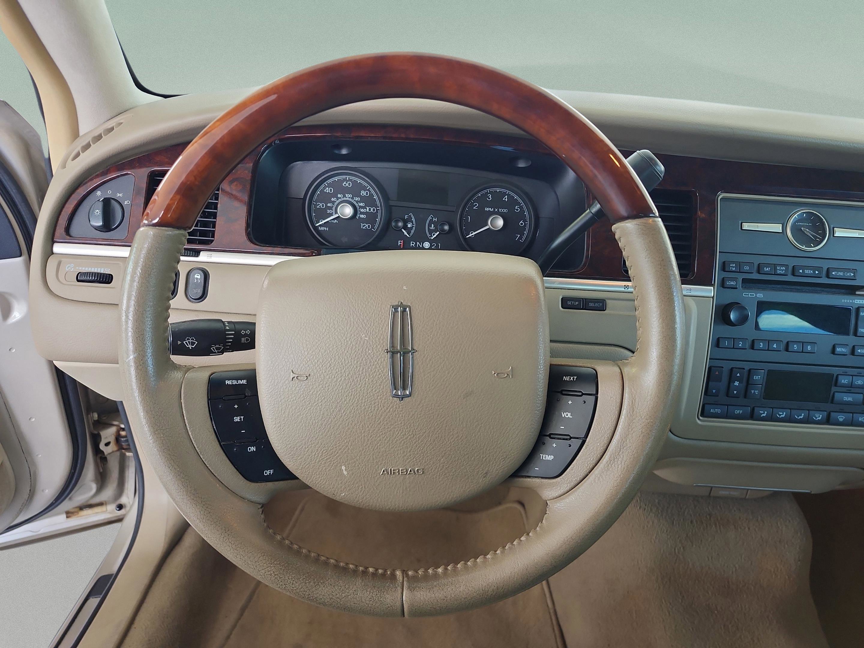 Used 2009 Lincoln Town Car Signature Limited RWD image 8