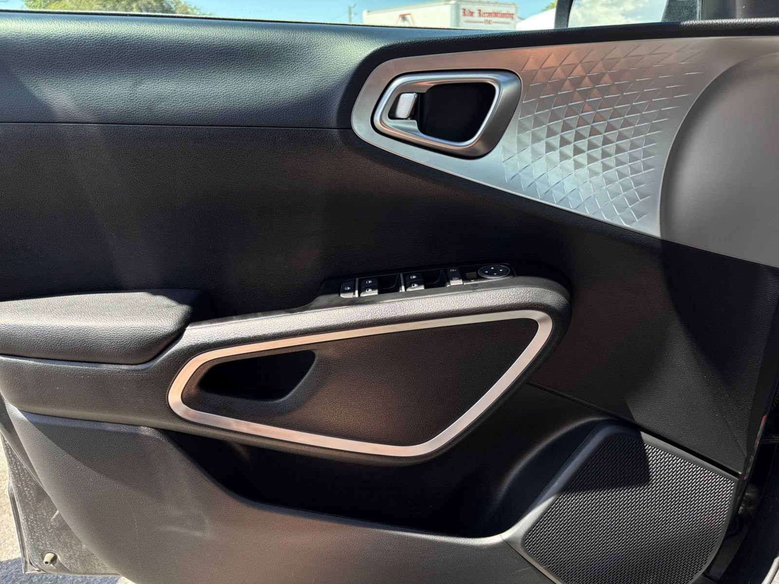 Used 2025 Kia Soul LX w/ LX Technology Package FWD image 18