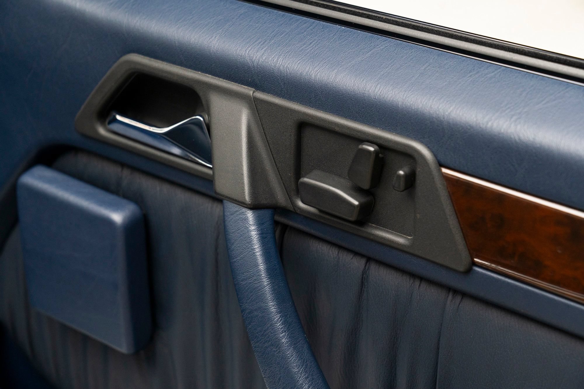 Used 1995 Mercedes-Benz E 320 Convertible image 36