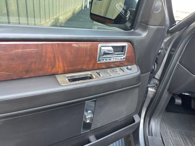 Used 2012 Lincoln Navigator 4WD image 21