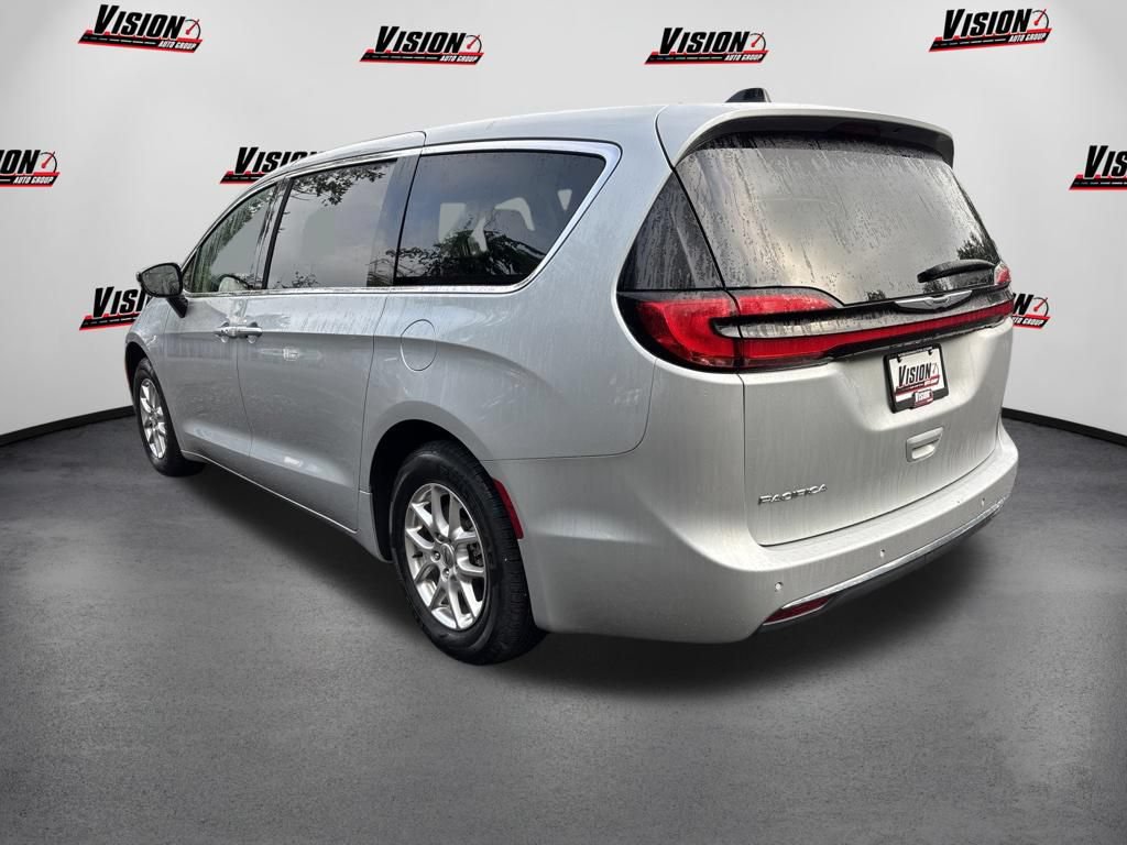 Used 2024 Chrysler Pacifica Touring-L FWD image 7