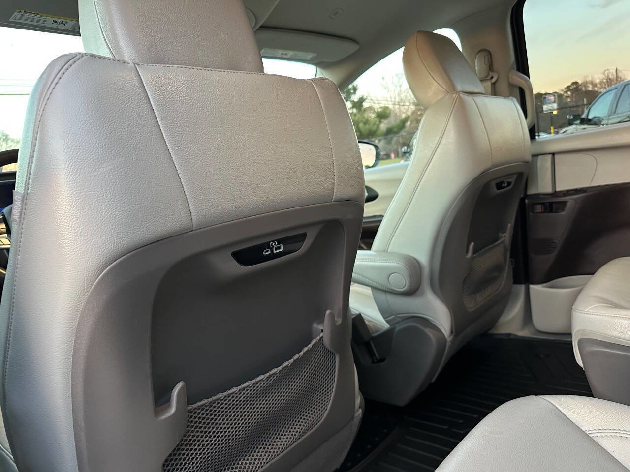 Used 2021 Chrysler Pacifica Touring-L FWD image 37