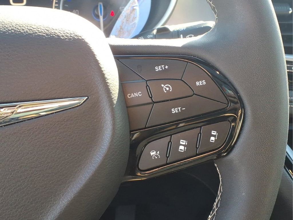 Used 2025 Chrysler Pacifica Limited image 17