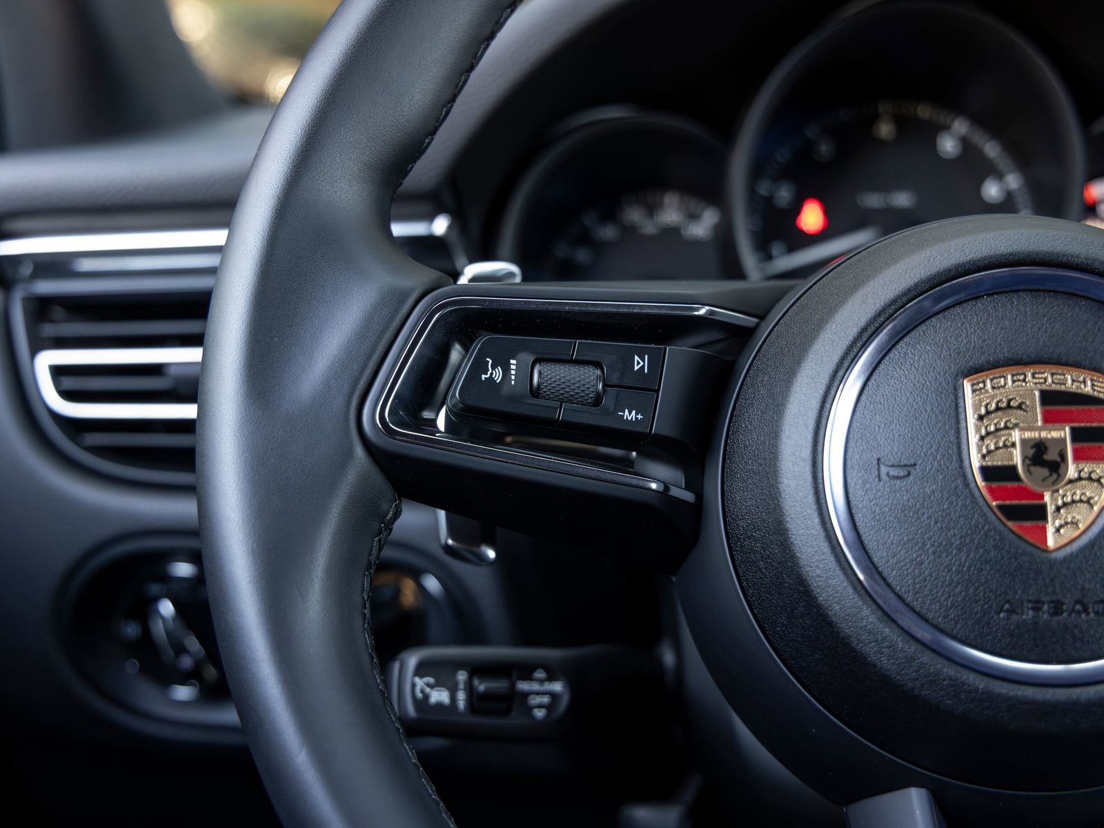 Certified 2025 Porsche Macan AWD/4WD image 30