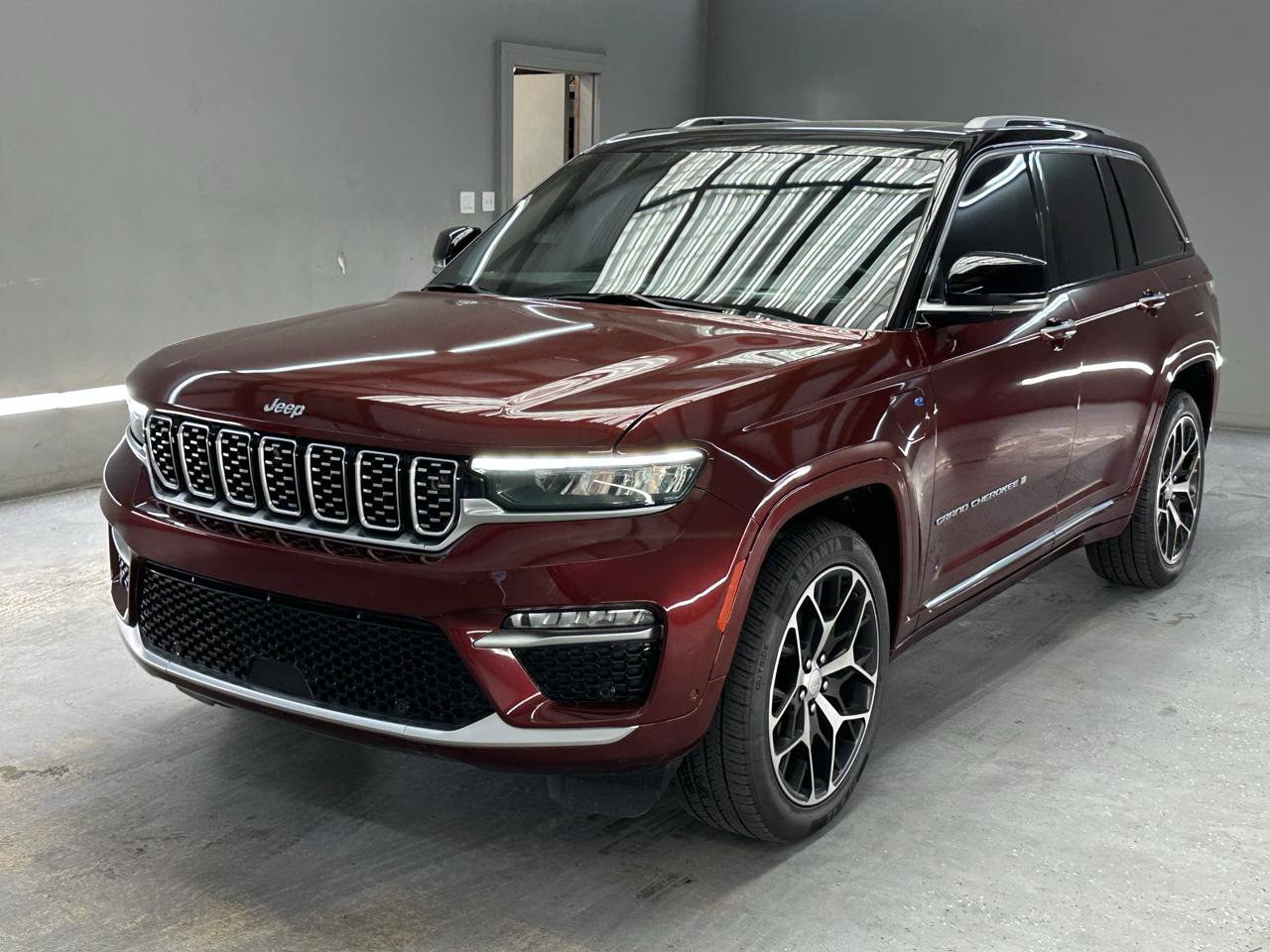 Used 2023 Jeep Grand Cherokee Summit AWD/4WD image 3