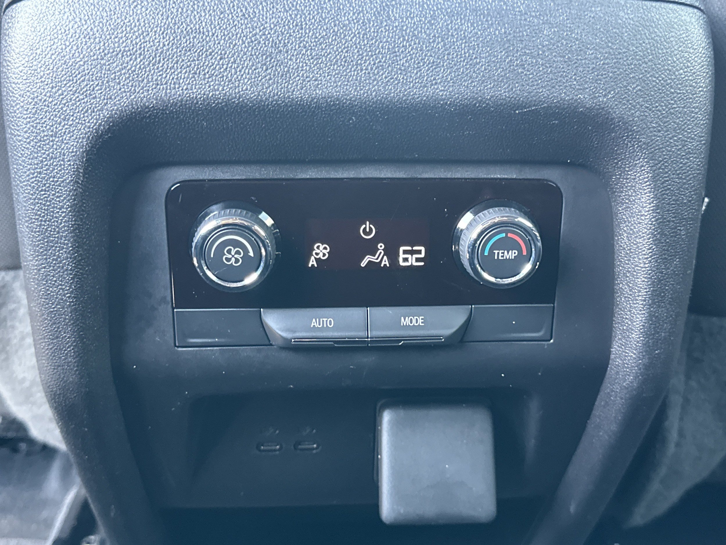 Used 2024 Chevrolet Traverse LT FWD image 24