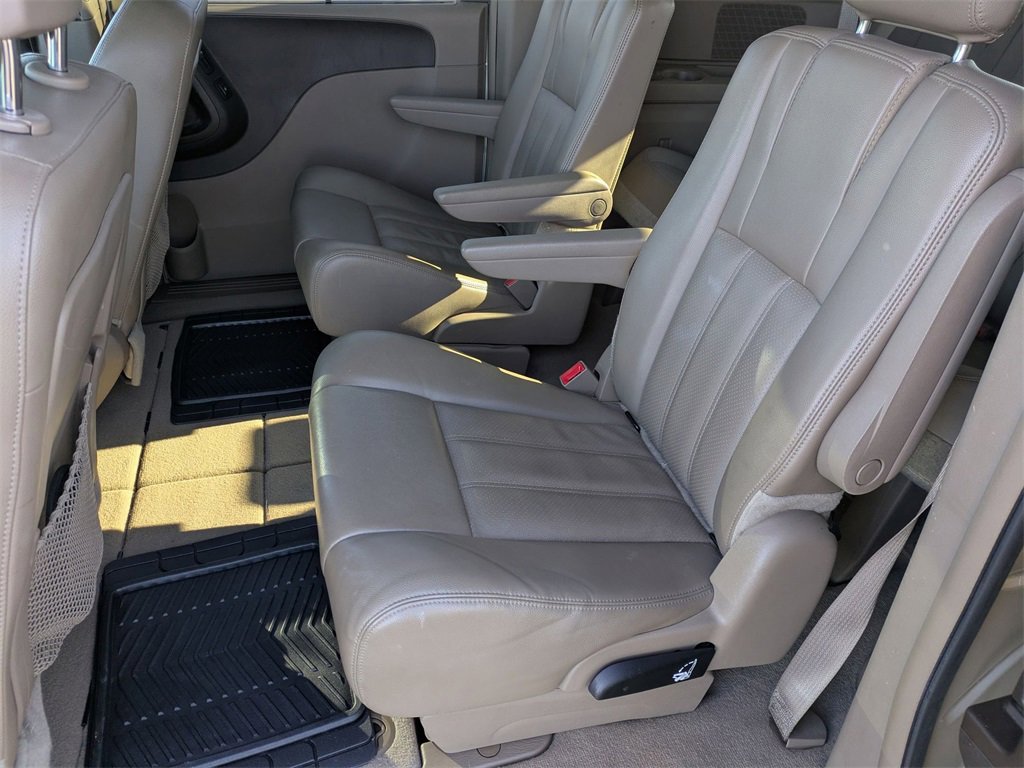 Used 2014 Chrysler Town & Country Touring-L w/ Driver Convenience Group image 18