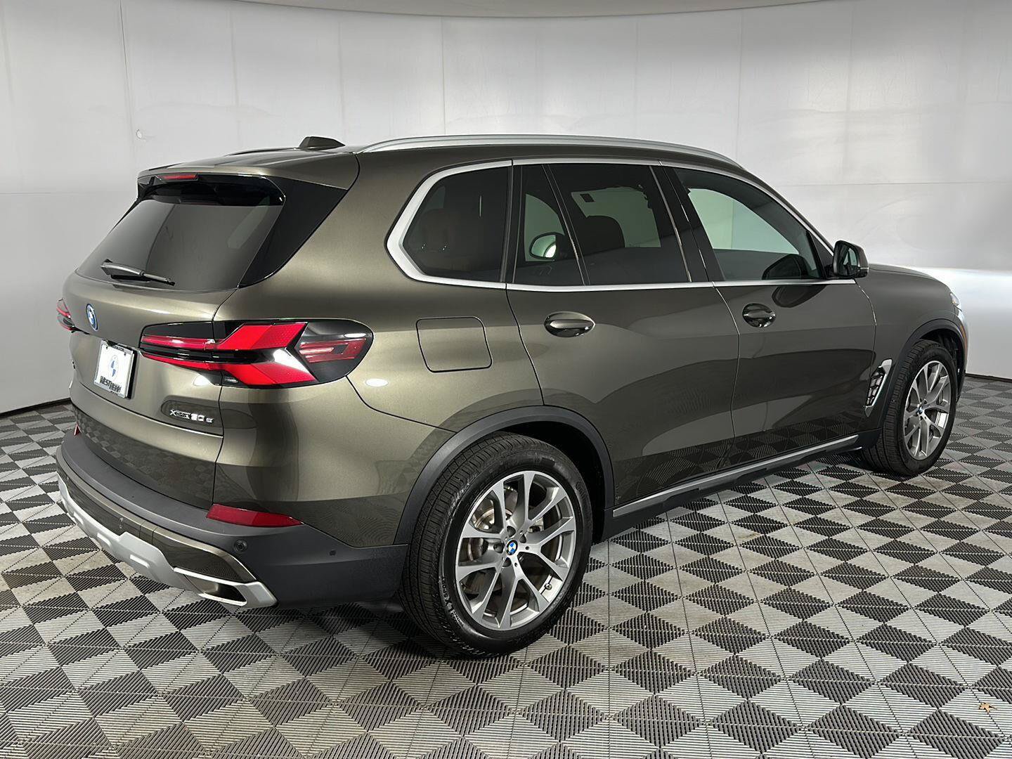 New 2026 BMW X5 xDrive50e w/ Premium Package AWD/4WD image 5