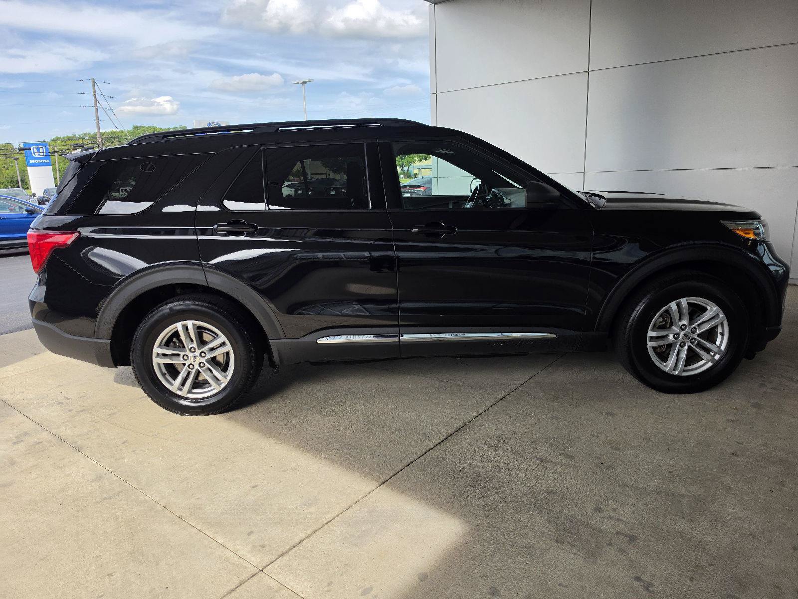 Used 2020 Ford Explorer XLT w/ Comfort Package AWD/4WD image 4