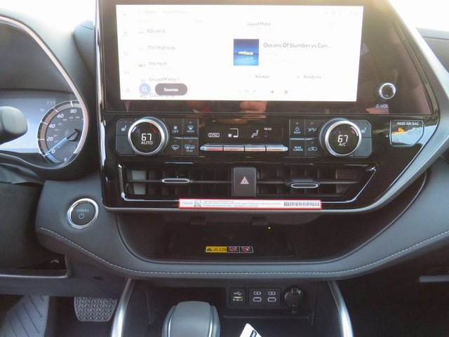 New 2025 Toyota Highlander XLE image 29