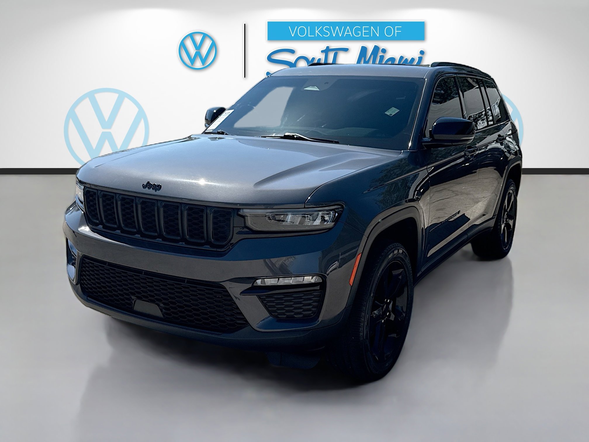 Used 2024 Jeep Grand Cherokee Limited w/ Black Appearance Package image 3