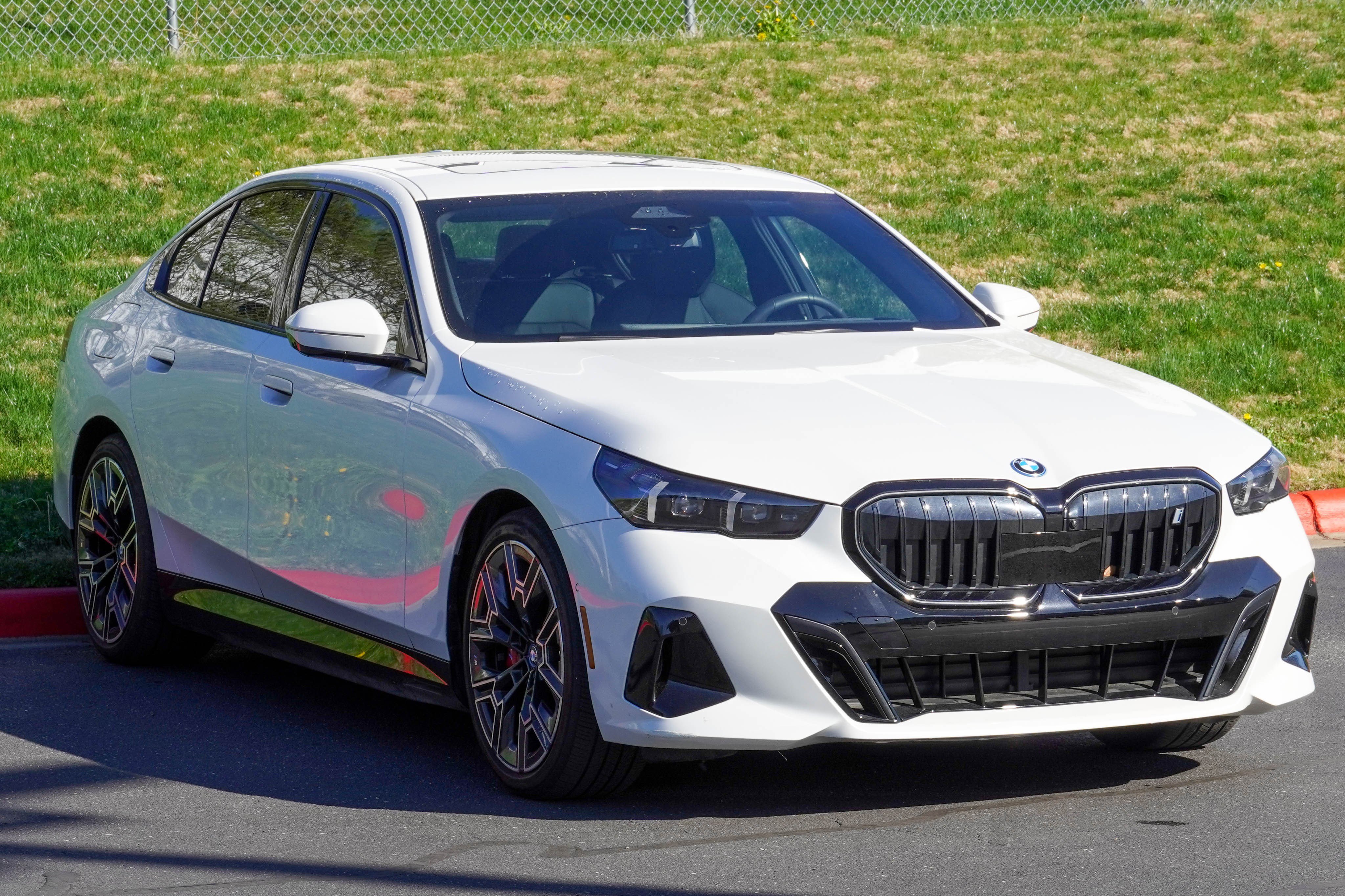 Used 2024 BMW i5 eDrive40i w/ M Sport Package image 2