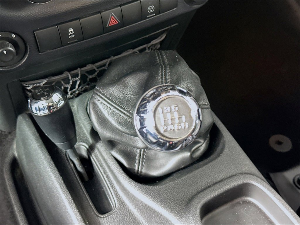 Used 2015 Jeep Wrangler Unlimited Sahara image 14