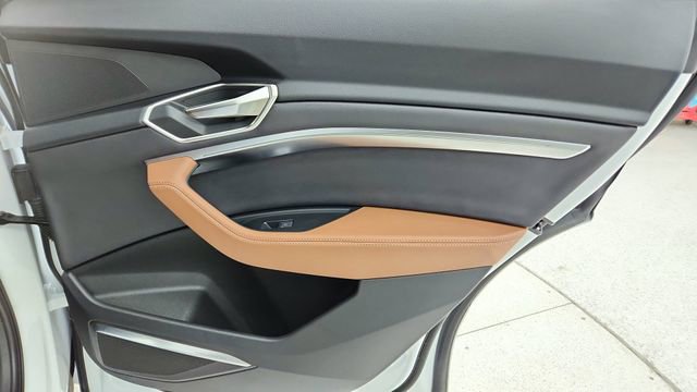 Used 2024 Audi Q8 e-tron Premium Plus w/ Premium Plus Package image 27