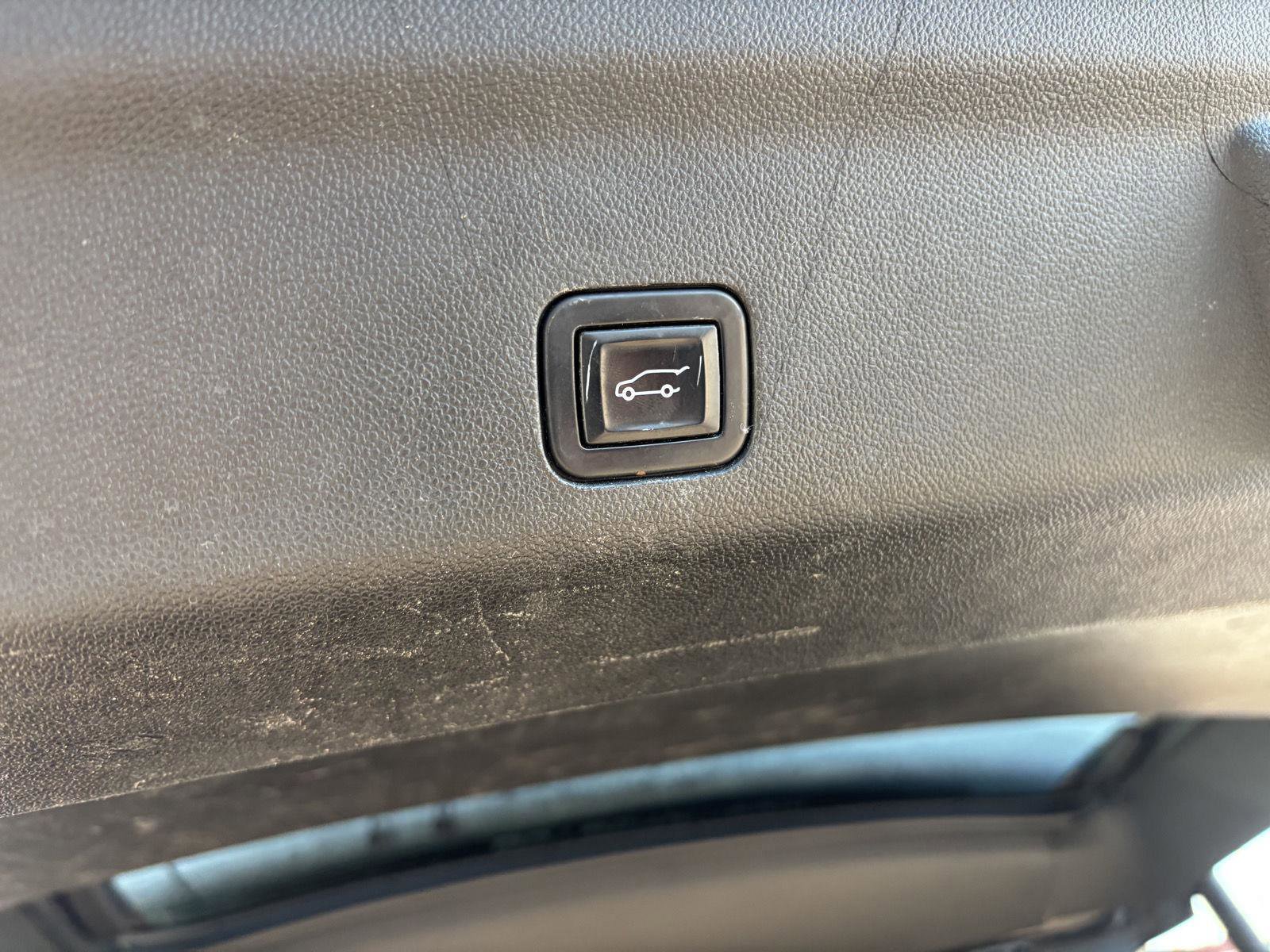 Used 2022 GMC Yukon XL SLT w/ SLT Premium Package image 8