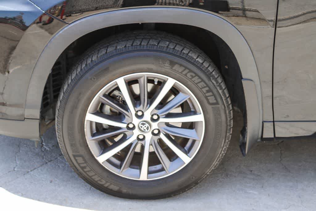 Used 2017 Toyota Highlander XLE AWD/4WD image 5