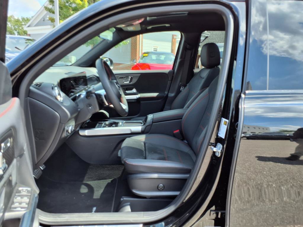 Used 2025 Mercedes-Benz GLB 250 4MATIC image 10