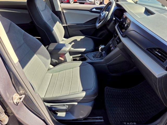 Certified 2022 Volkswagen Taos SE FWD image 15