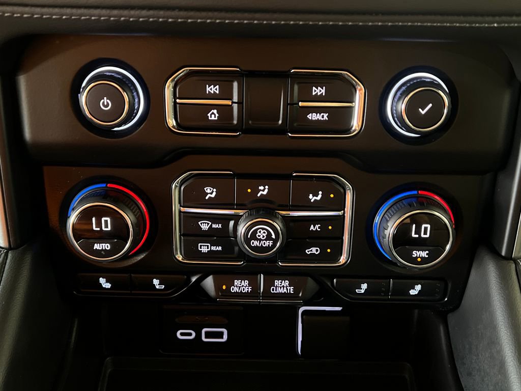 Used 2021 Chevrolet Tahoe Z71 w/ Luxury Package AWD/4WD image 32